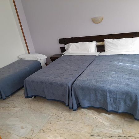 Hotel Os Carballos Sigueiro Bagian luar foto