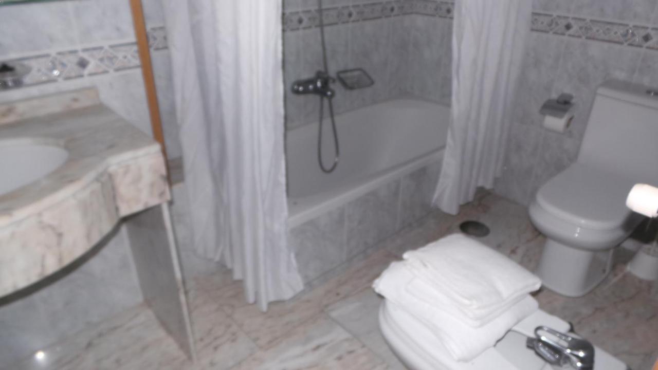 Hotel Os Carballos Sigueiro Bagian luar foto