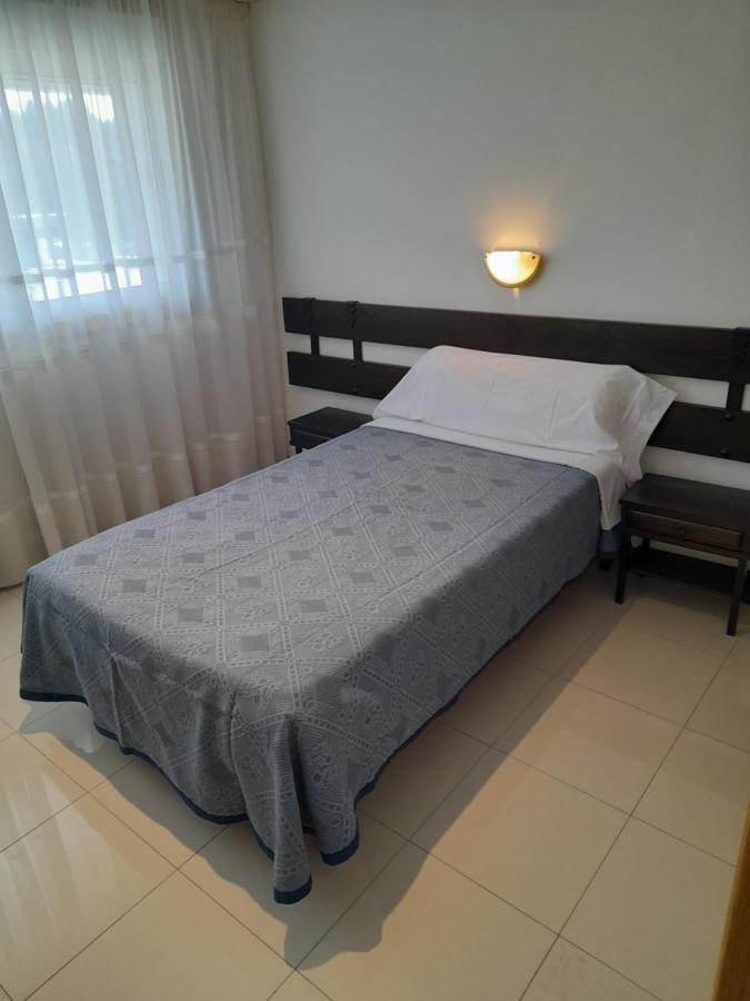 Hotel Os Carballos Sigueiro Bagian luar foto
