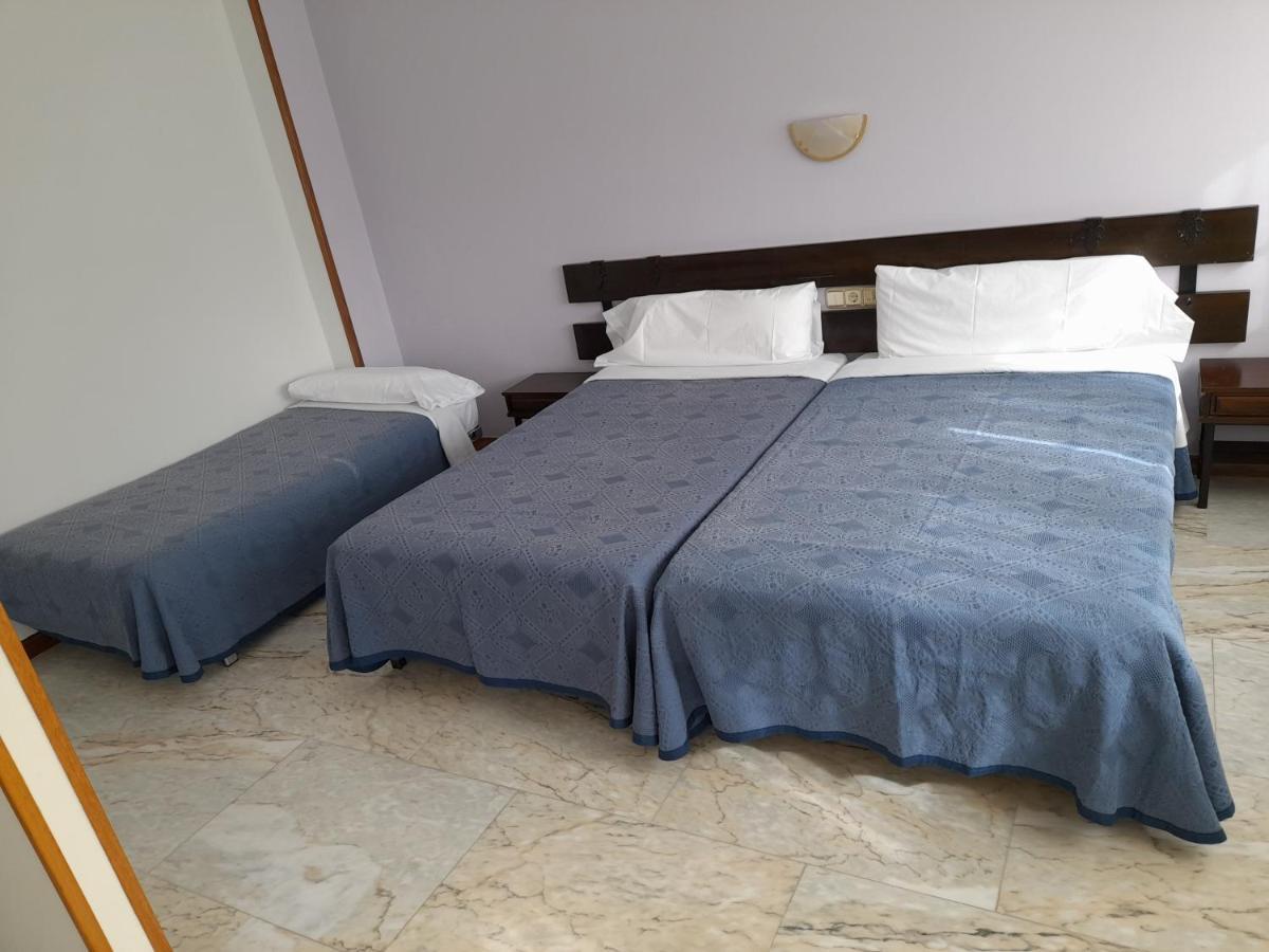 Hotel Os Carballos Sigueiro Bagian luar foto