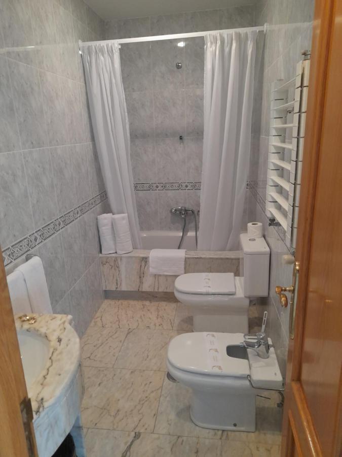 Hotel Os Carballos Sigueiro Bagian luar foto