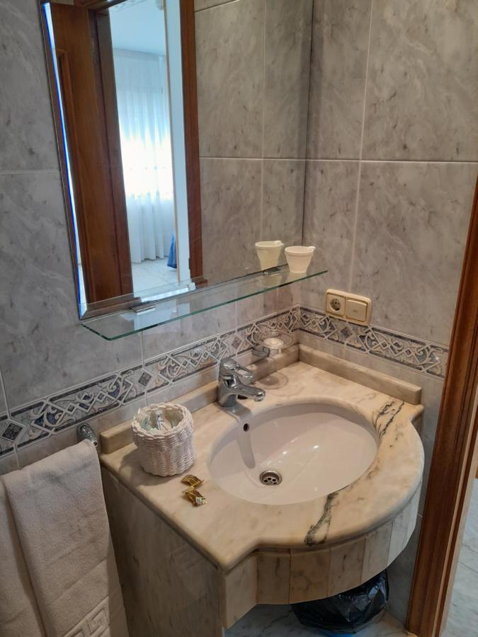 Hotel Os Carballos Sigueiro Bagian luar foto