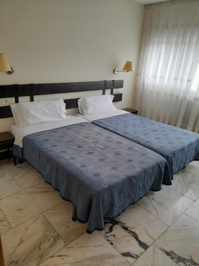 Hotel Os Carballos Sigueiro Bagian luar foto