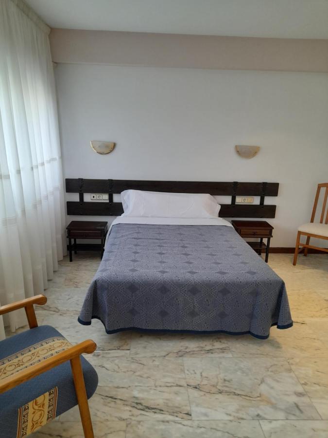 Hotel Os Carballos Sigueiro Bagian luar foto