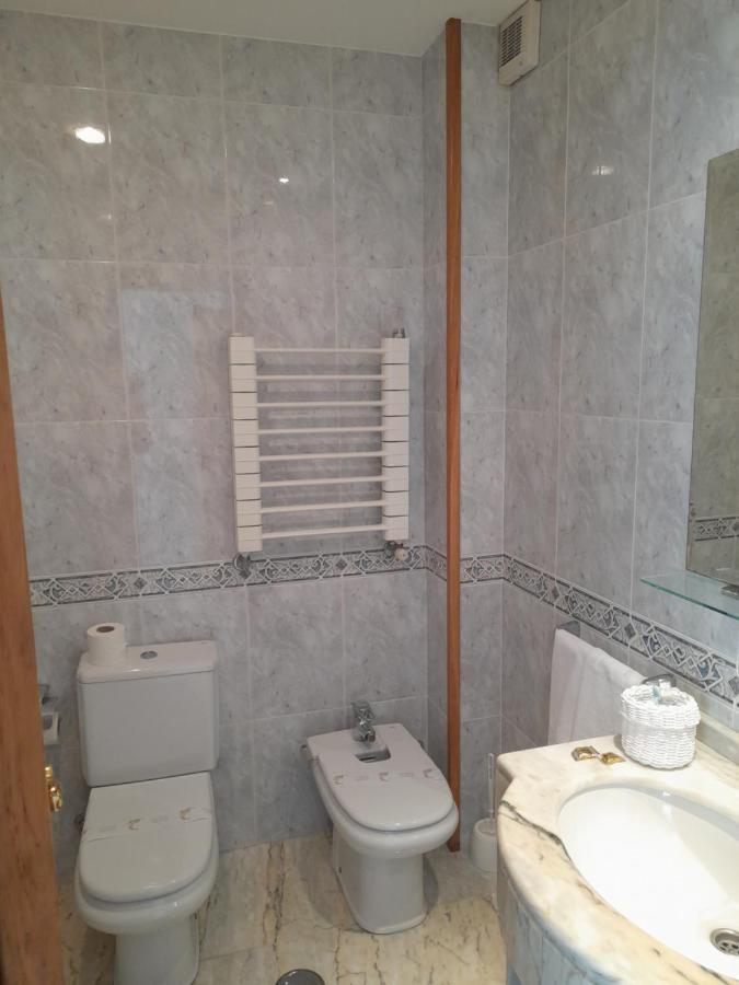 Hotel Os Carballos Sigueiro Bagian luar foto