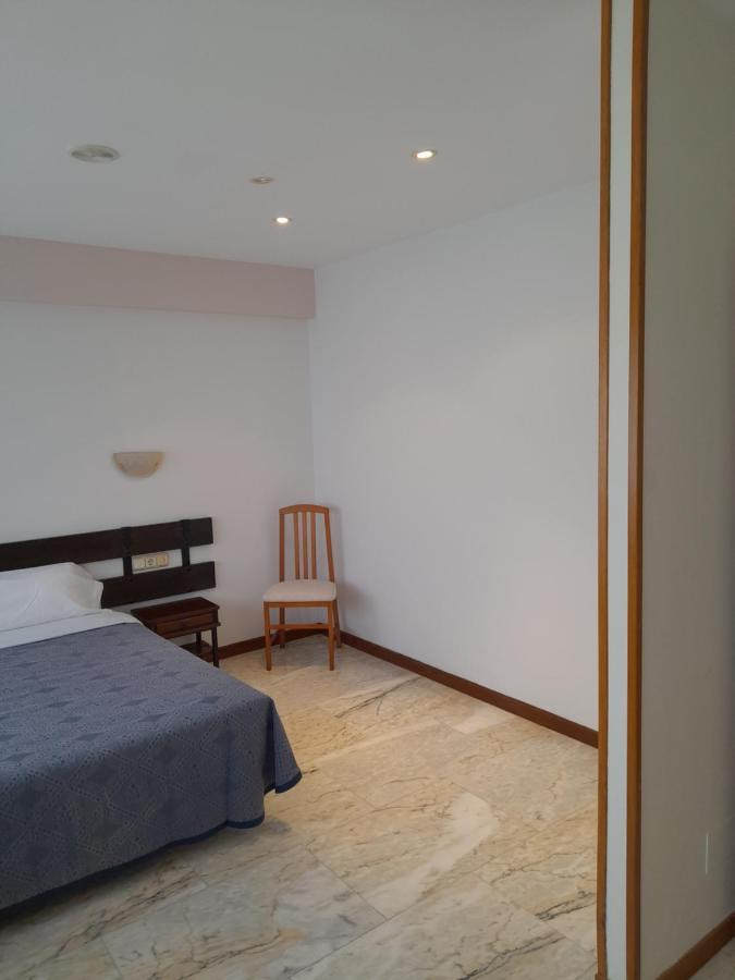 Hotel Os Carballos Sigueiro Bagian luar foto