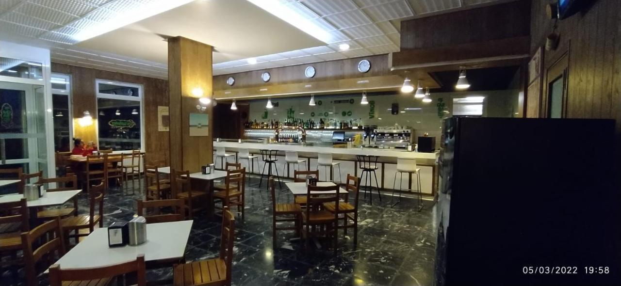 Hotel Os Carballos Sigueiro Bagian luar foto
