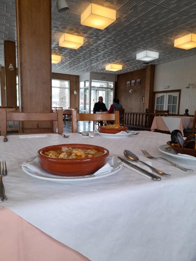 Hotel Os Carballos Sigueiro Bagian luar foto