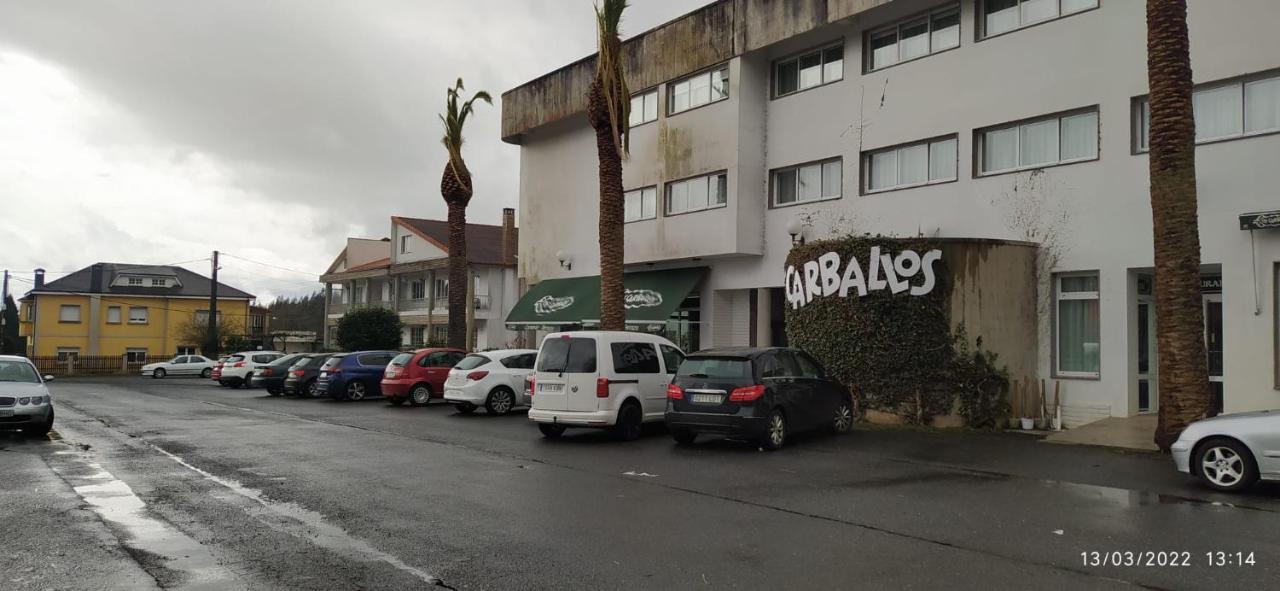 Hotel Os Carballos Sigueiro Bagian luar foto